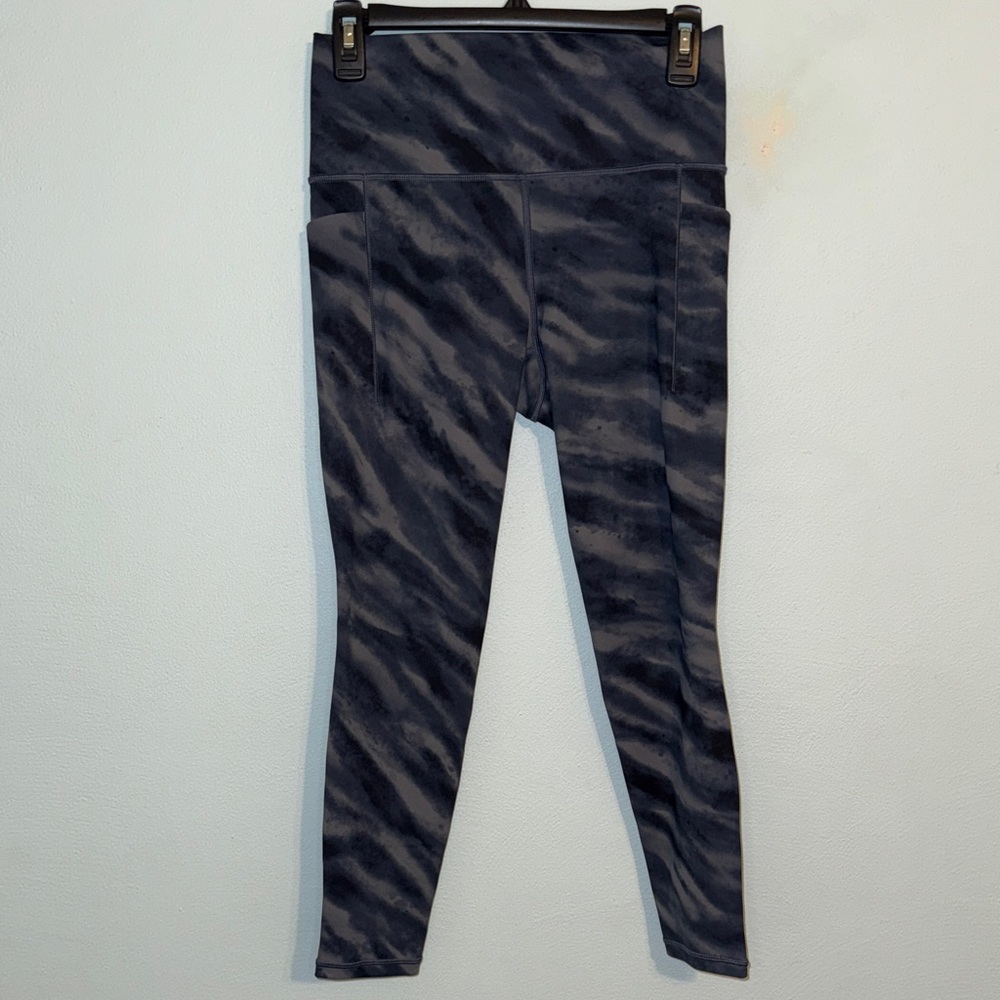 Women’s Athleta Blue Tie-Dye Salutation Stash Pocket II 7/8 Tight size small